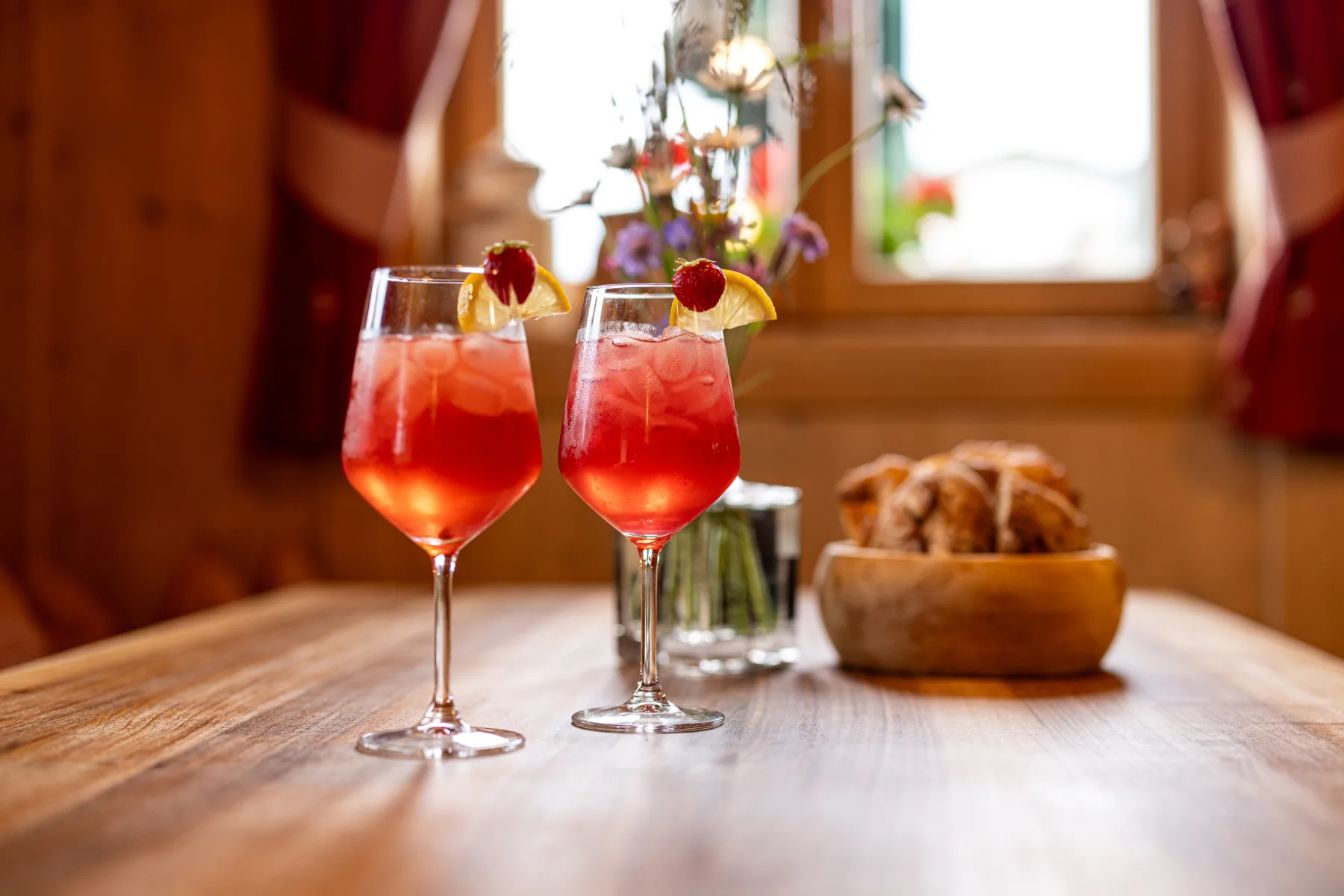 Zwei Aperitifs mit Erdbeere und Zitrone