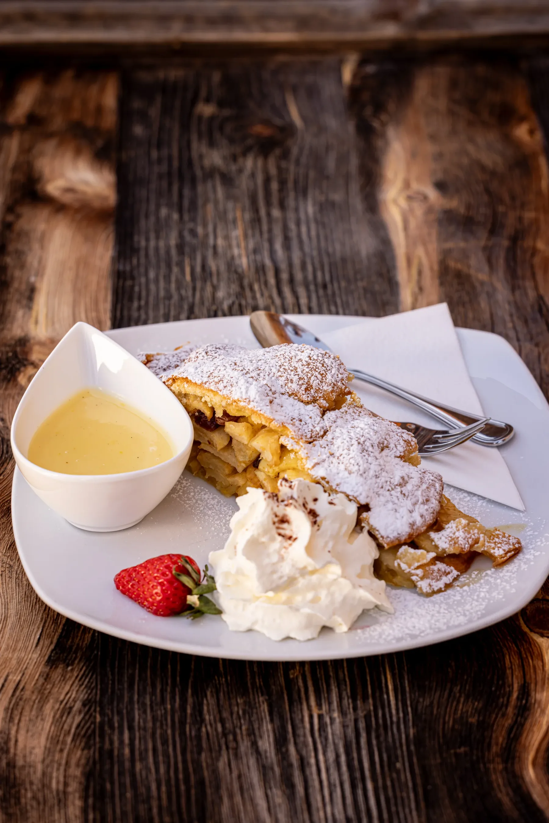 Strudel di mele caldo con salsa alla vaniglia e panna