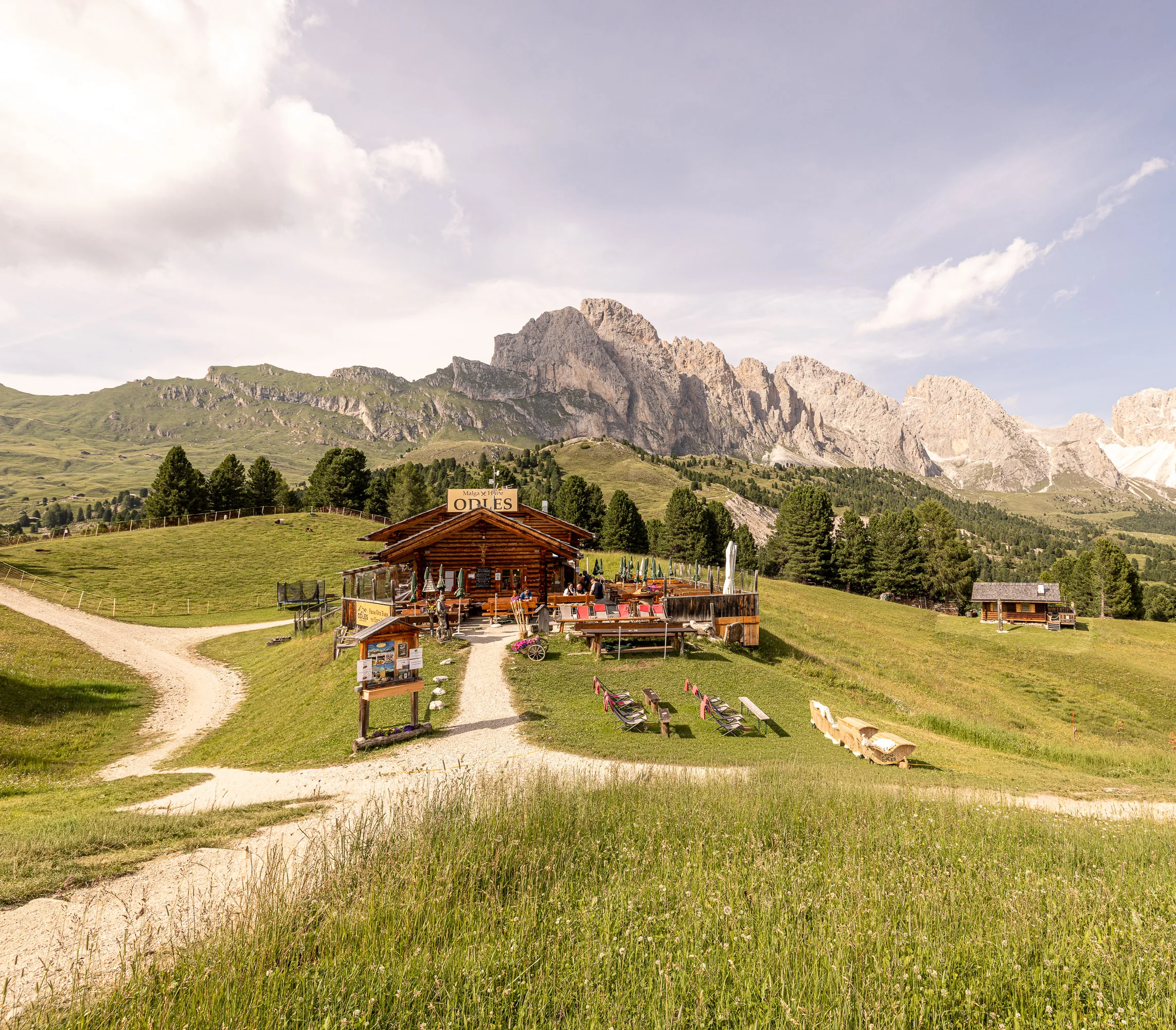 La Baita Odles vista di fronte sul prato alpino con vista sulle Dolomiti