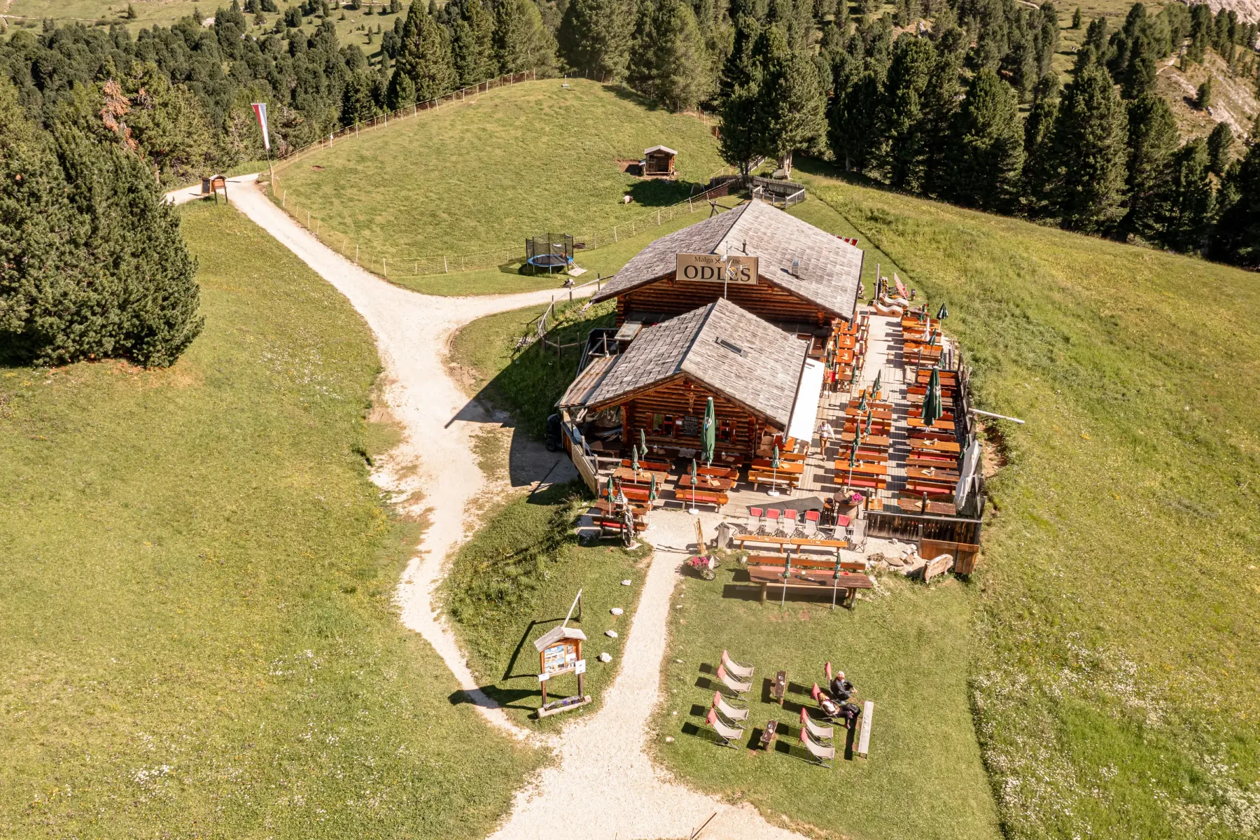Veduta aerea dei sentieri alpini intorno alla Baita Odles al Col Raiser