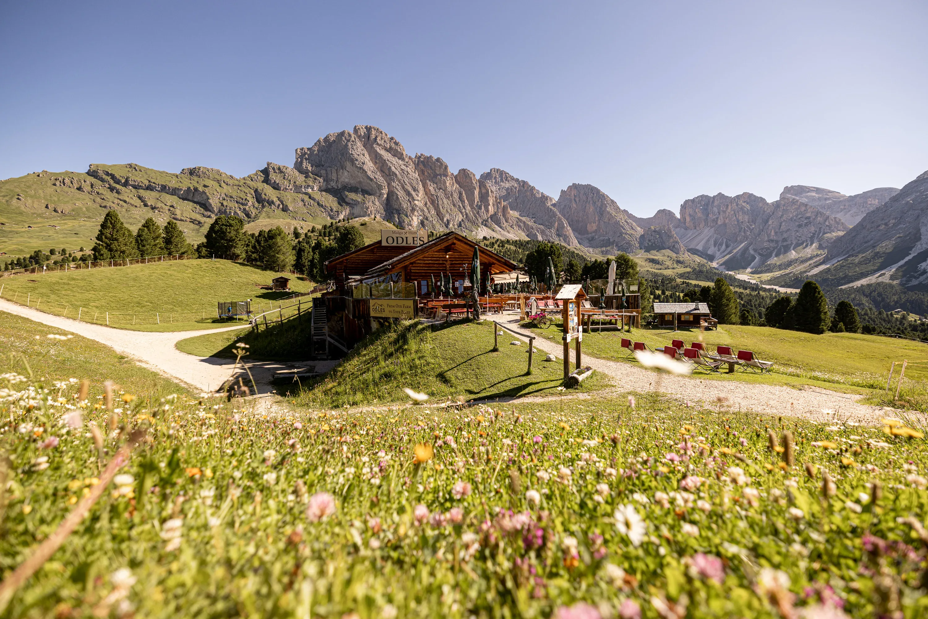 La Baita Odles sullo sfondo delle Dolomiti della Val Gardena