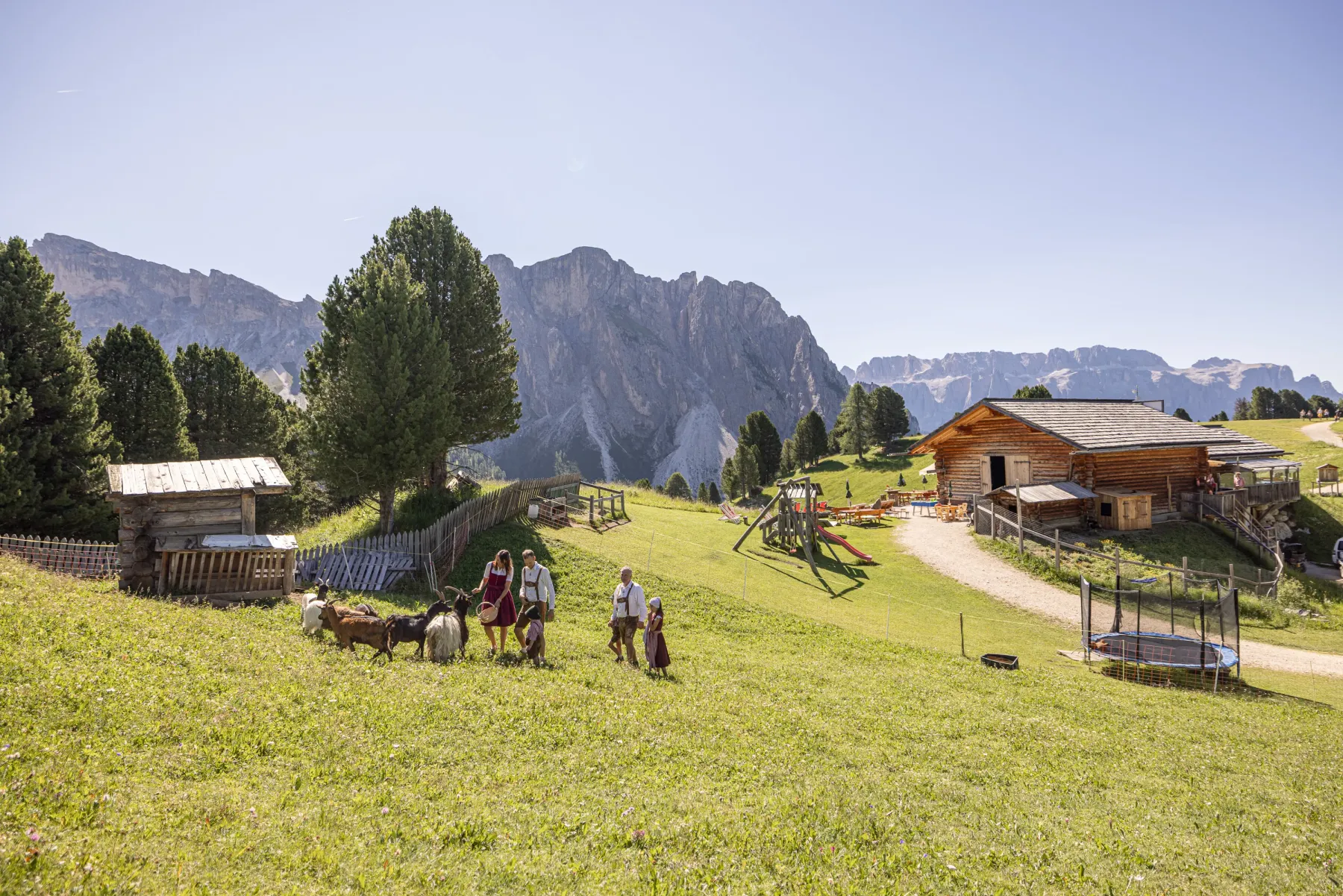 Famiglia con capre e parco giochi alla Baita Odles