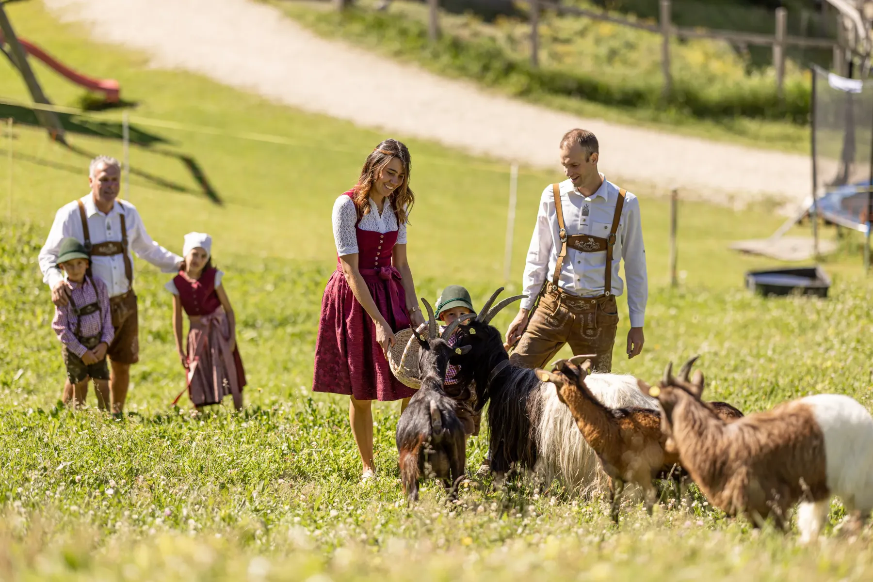 Bambini che giocano sul prato alpino della Baita Odles
