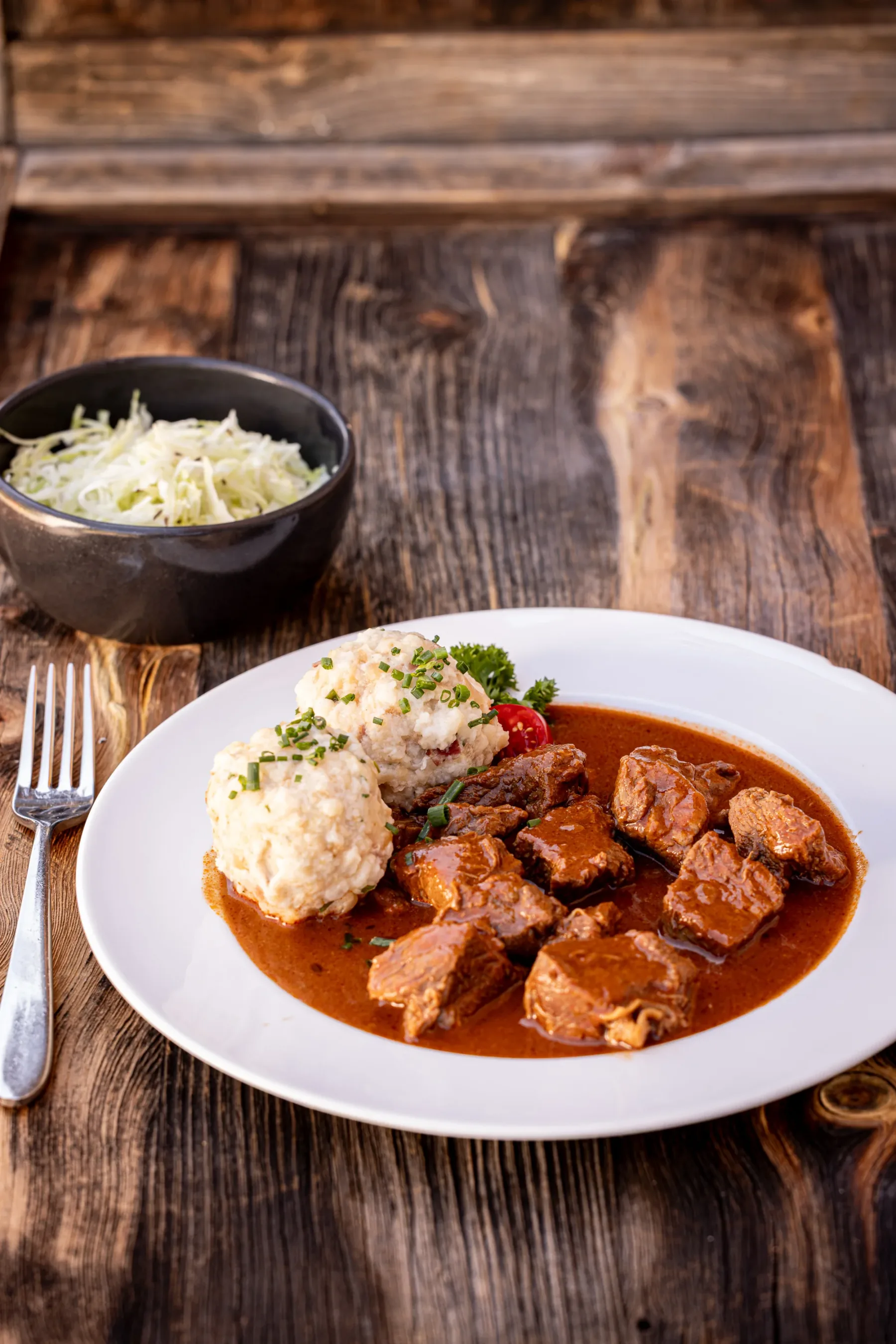 Gulasch con canederli e insalata di cavolo