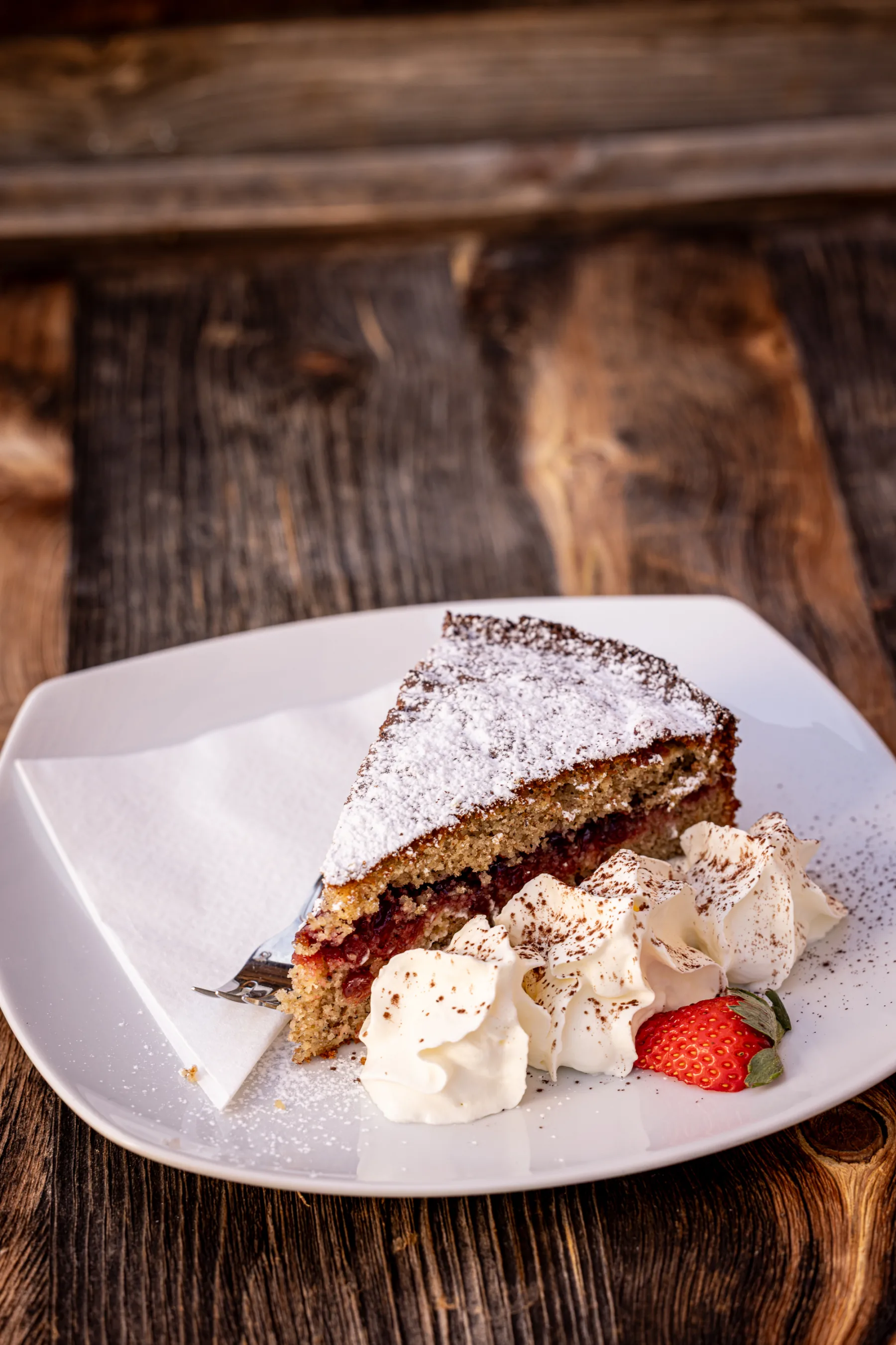 Torta ai frutti di bosco fatta in casa con panna e fragola