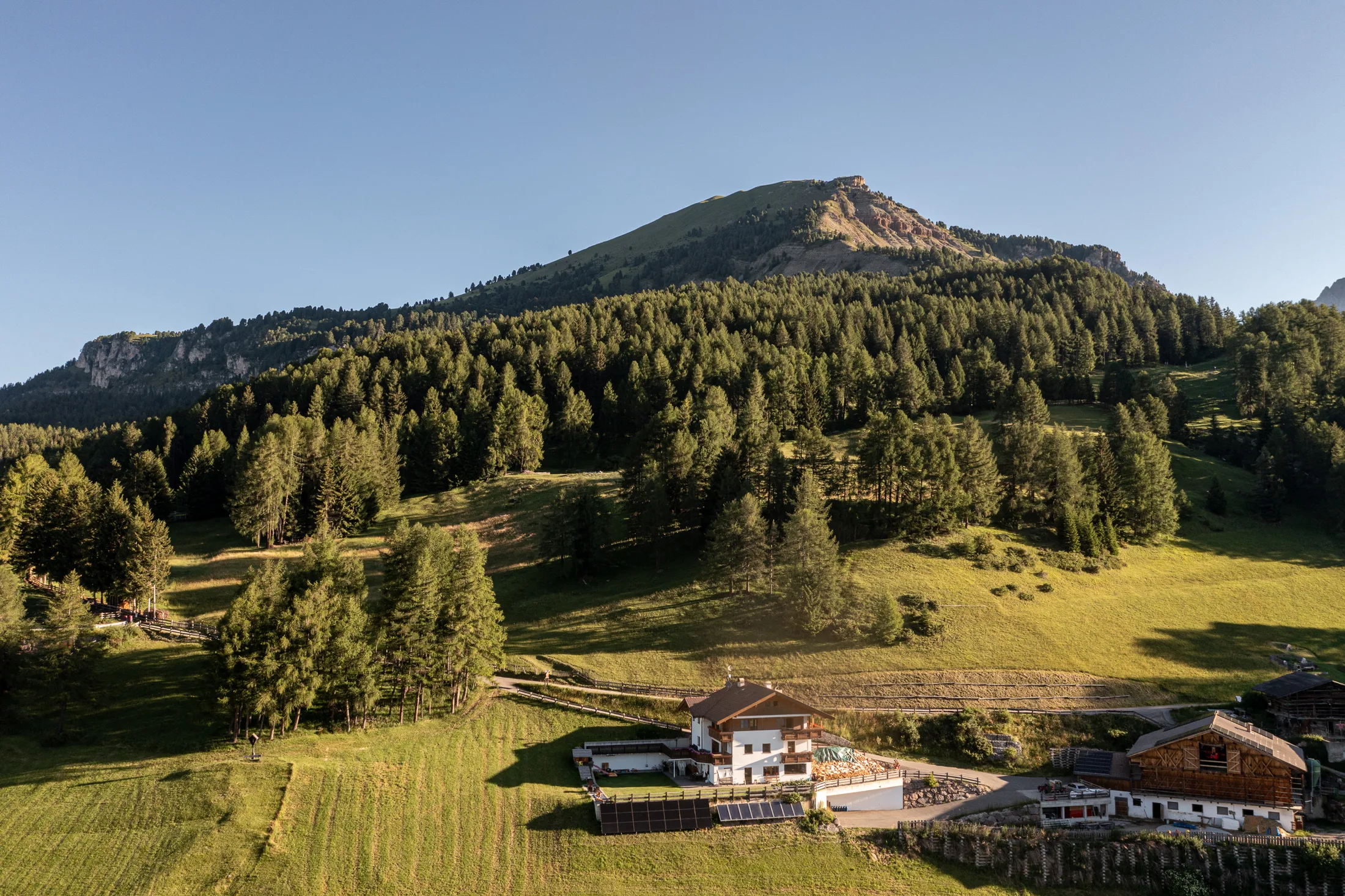 Vista aerea del maso davanti alle montagne