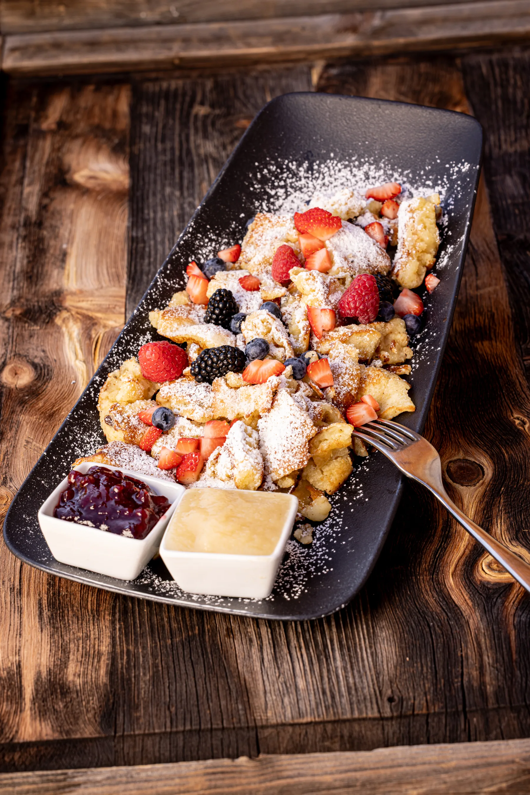 Kaiserschmarrn mit Beeren und Puderzucker