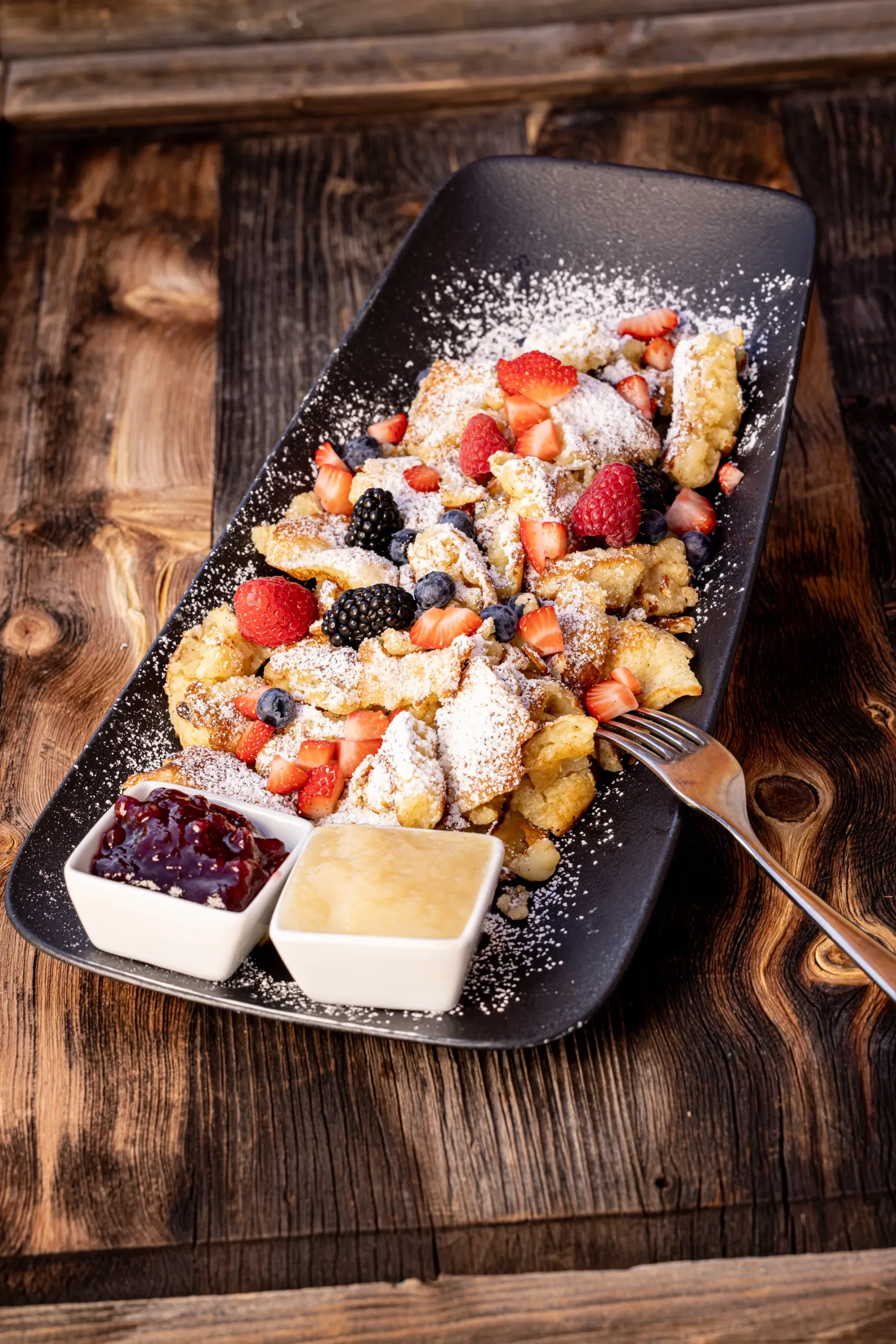 Kaiserschmarrn con frutti di bosco freschi, mirtilli rossi e composta di mele