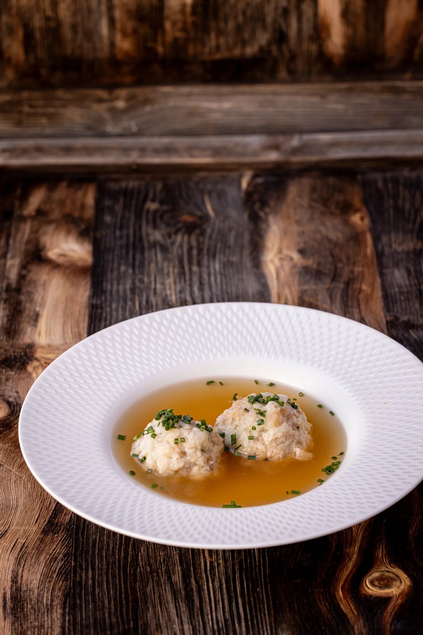 Zuppa di canederli con erba cipollina in brodo