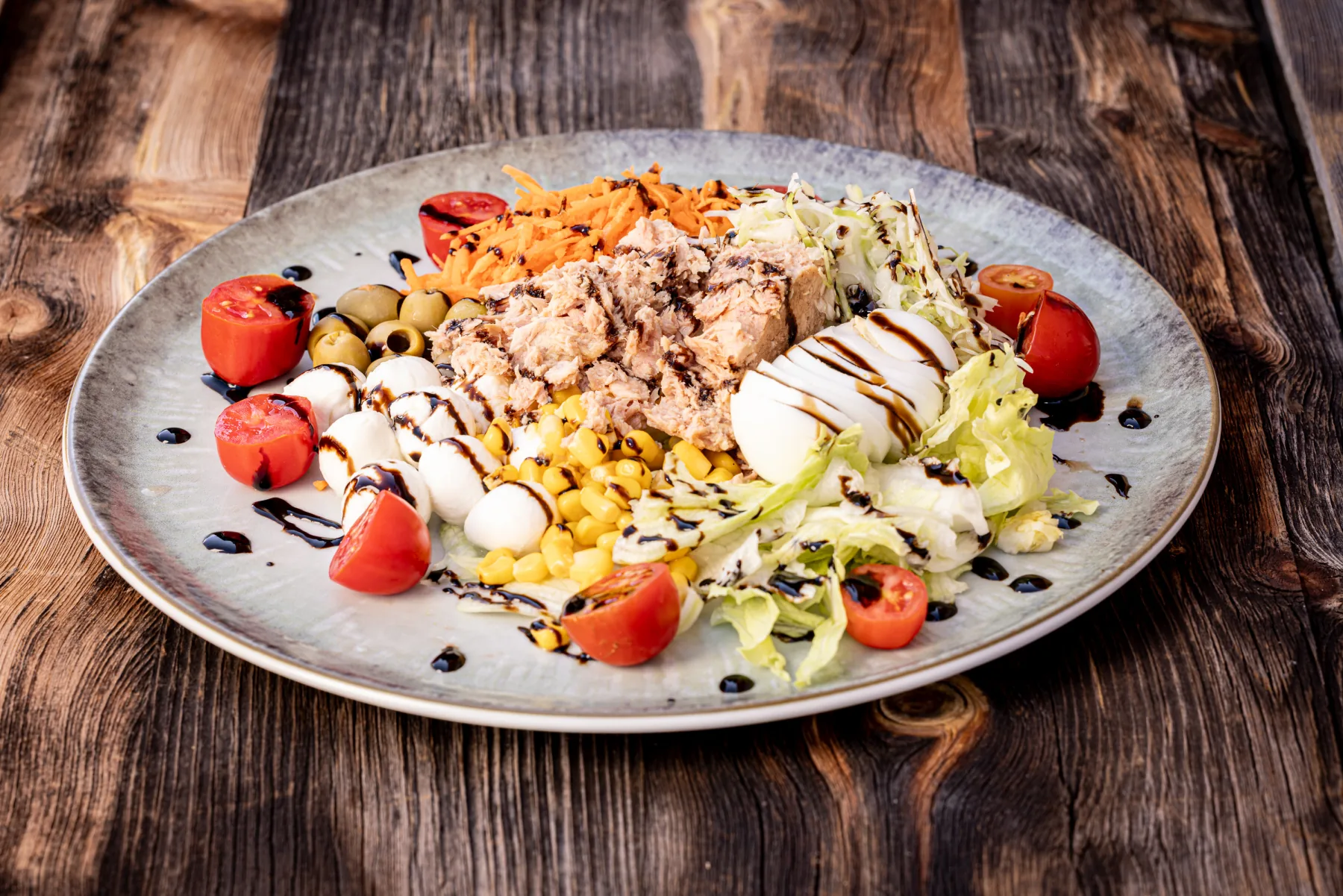 Insalata estiva con tonno, mozzarella e verdure