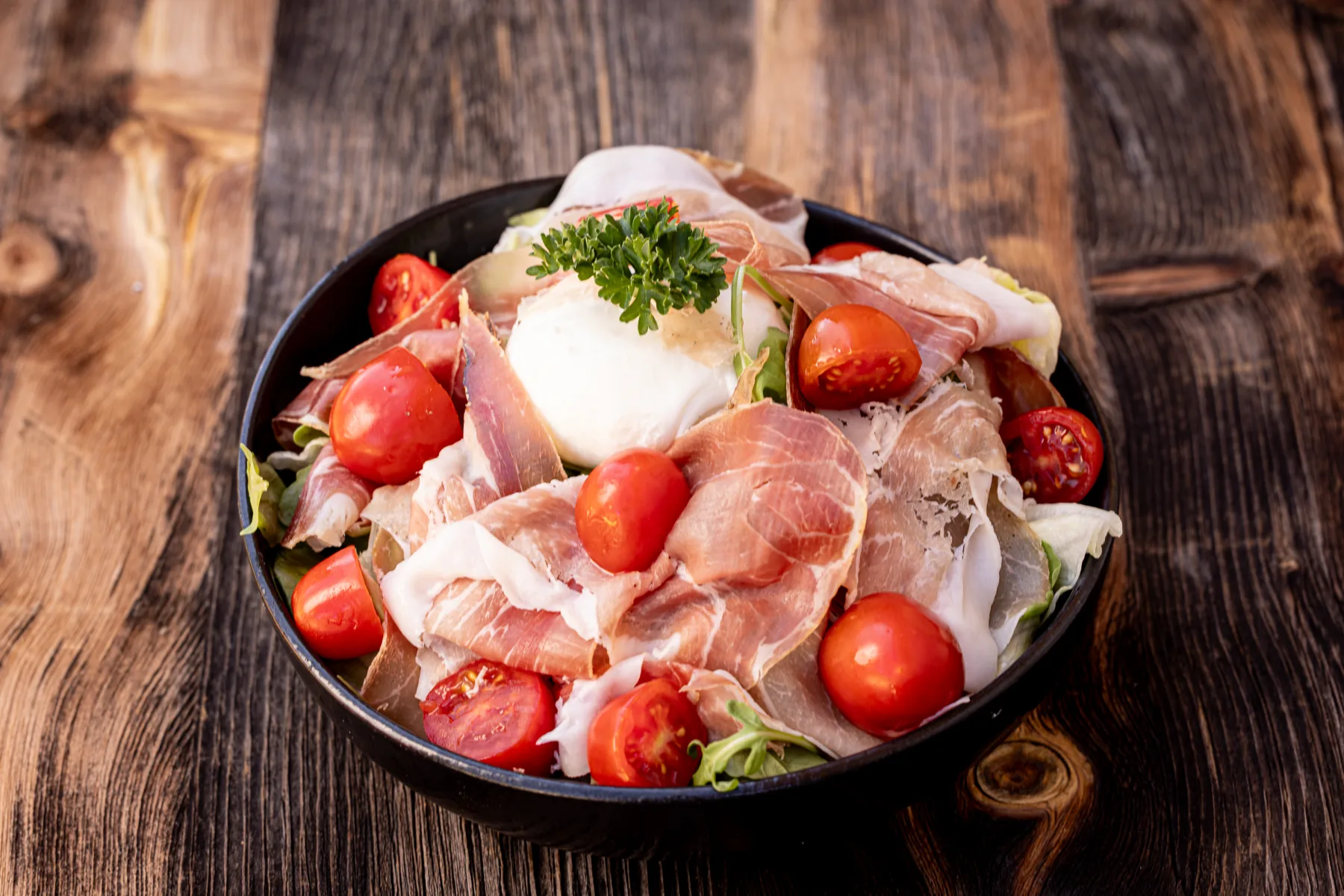 Insalata di speck con pomodori e formaggio fresco