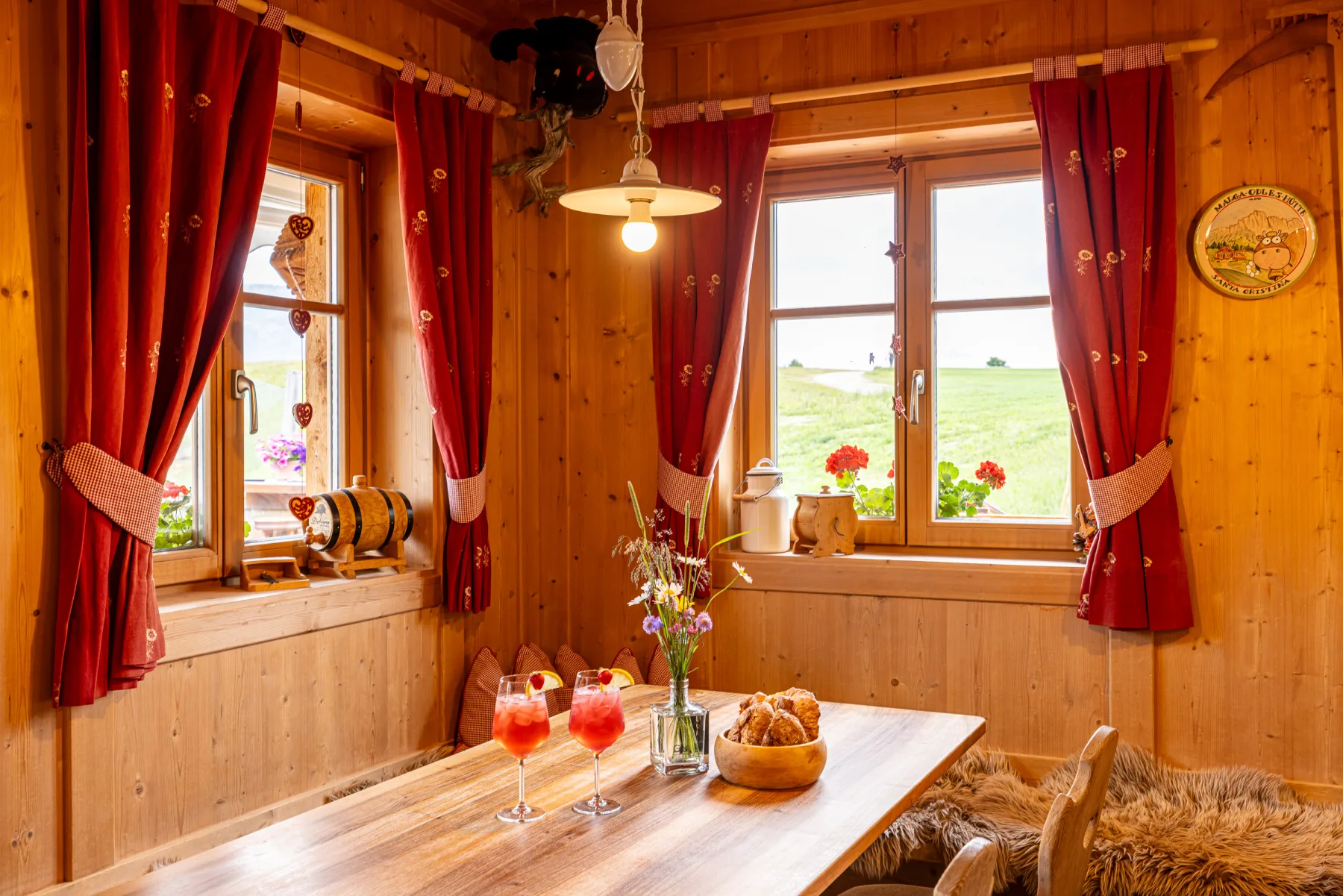 Aperitif in der Stube der Baita Odles