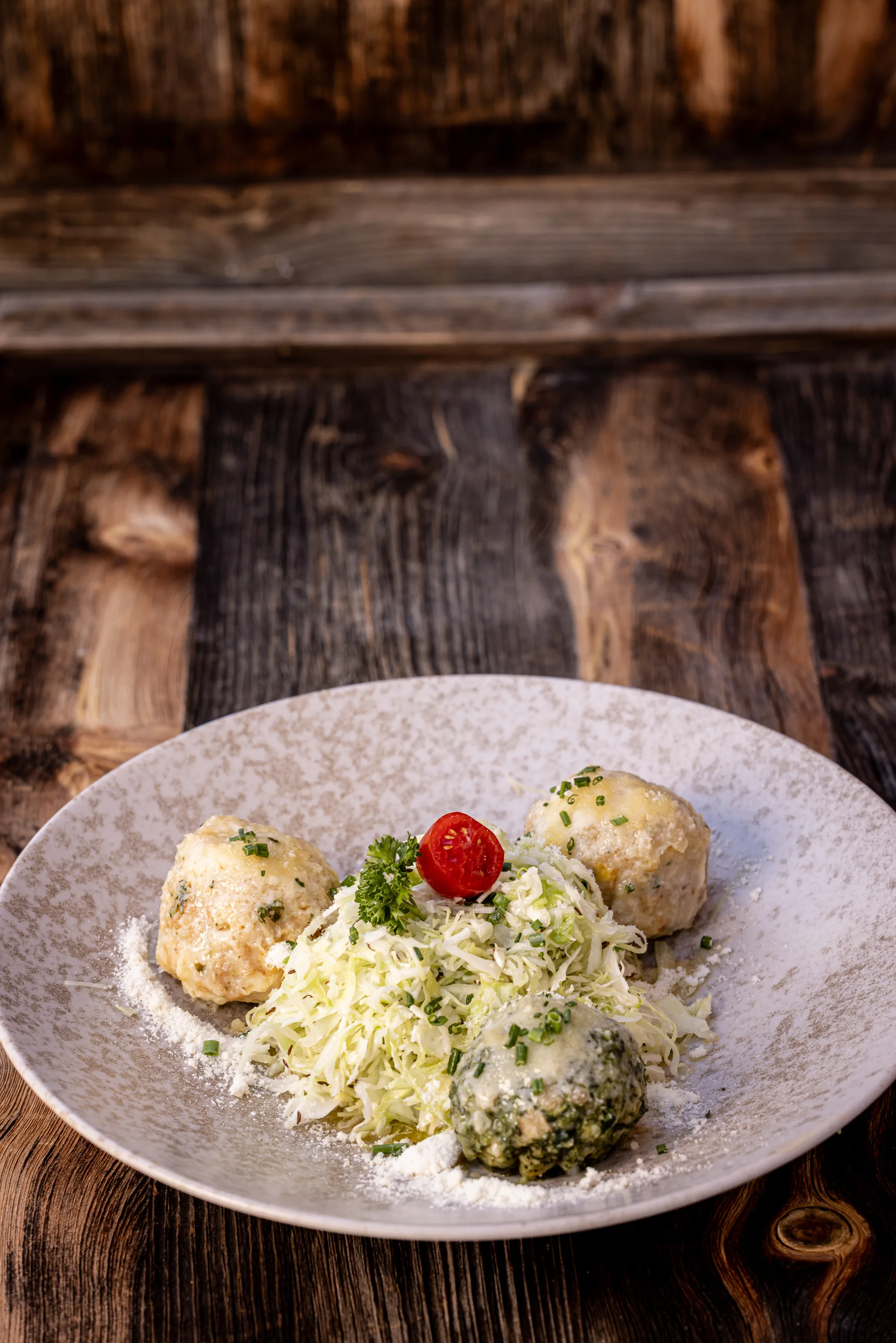 Tris di canederli altoatesini con insalata di cavolo