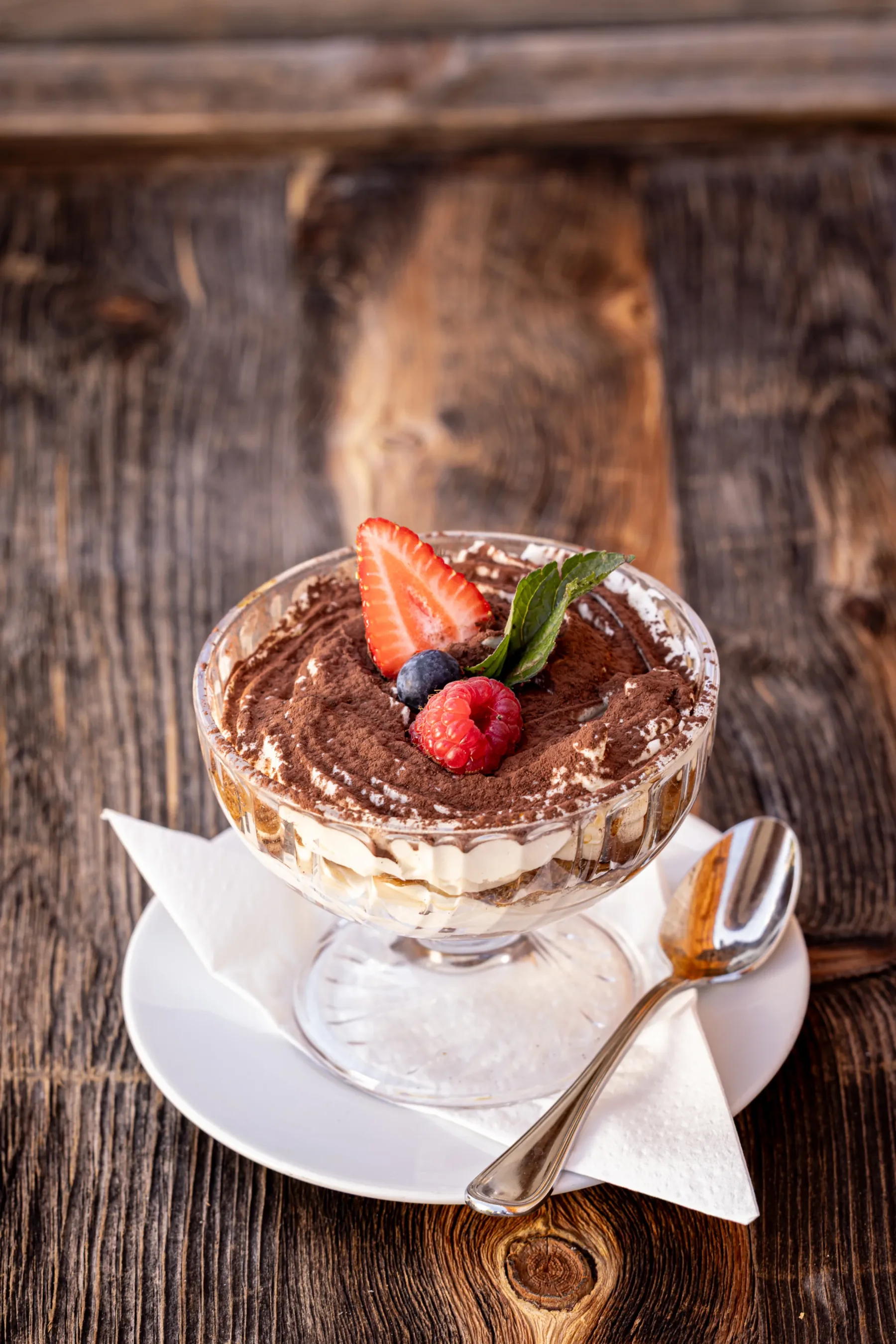 Tiramisù fatto in casa con frutti di bosco freschi