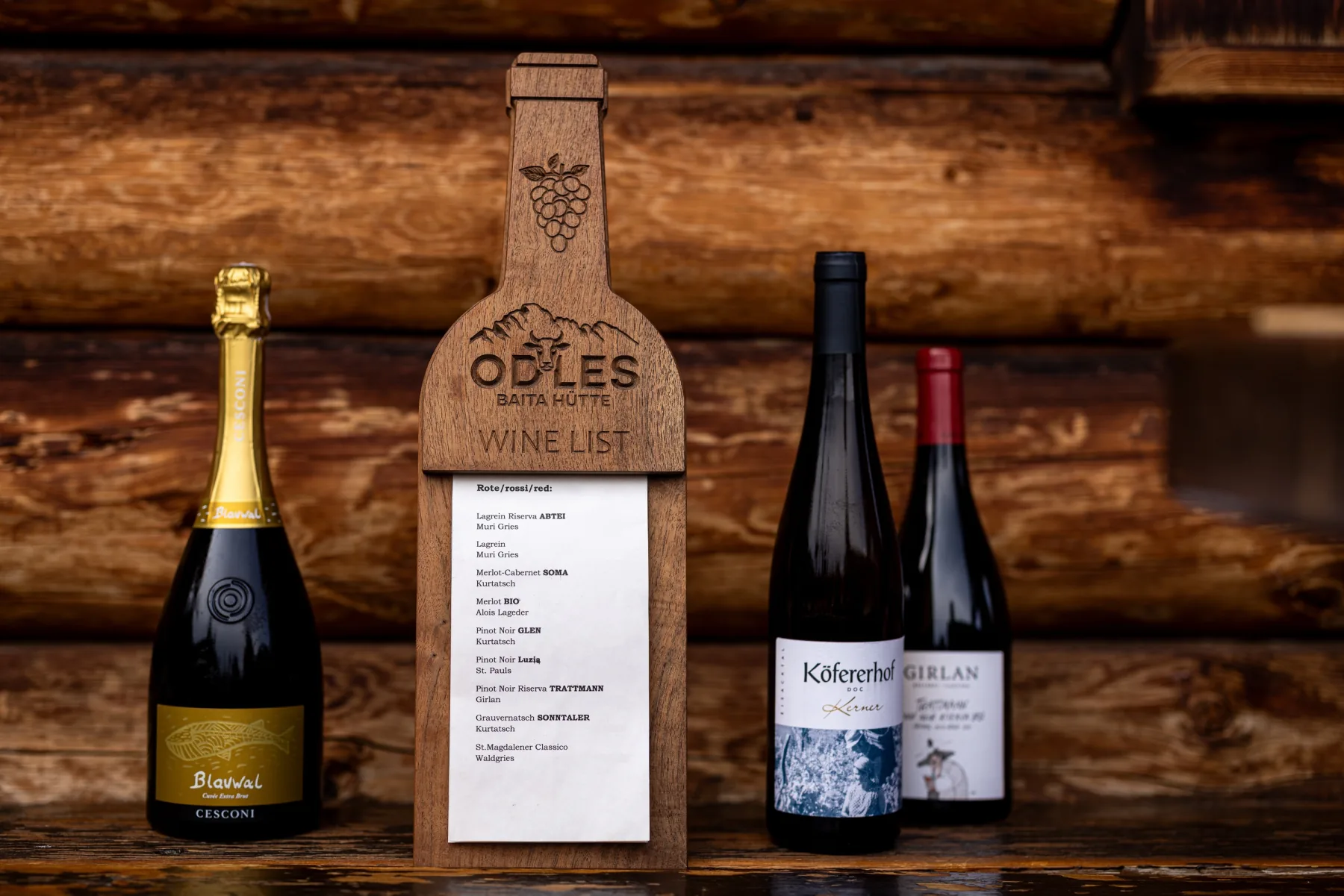 Weinflaschen und Weinkarte der Baita Odles